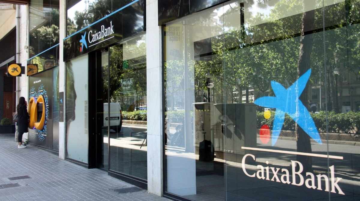 Sucursal de CaixaBank en Barcelona tras el despido de un subdirector por préstamos irregulares a una iglesia