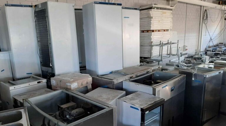 Congeladores industriales en una nave vinculada a una investigación por contratación de trabajadores sin papeles en Bilbao