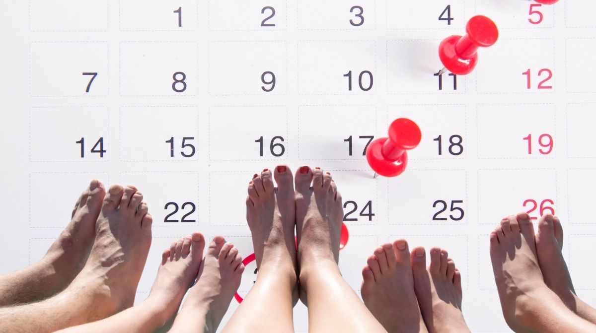 Trabajadores disfrutan de días festivos pagados y no recuperables reflejados en un calendario laboral