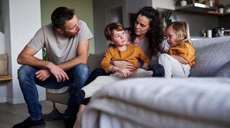 Familia con dos hijos que podría beneficiarse de la ayuda universal de 200 euros por hijo propuesta para todas las familias