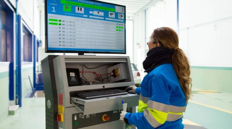 Trabajadora realizando una inspección técnica de vehículos en una estación de ITV