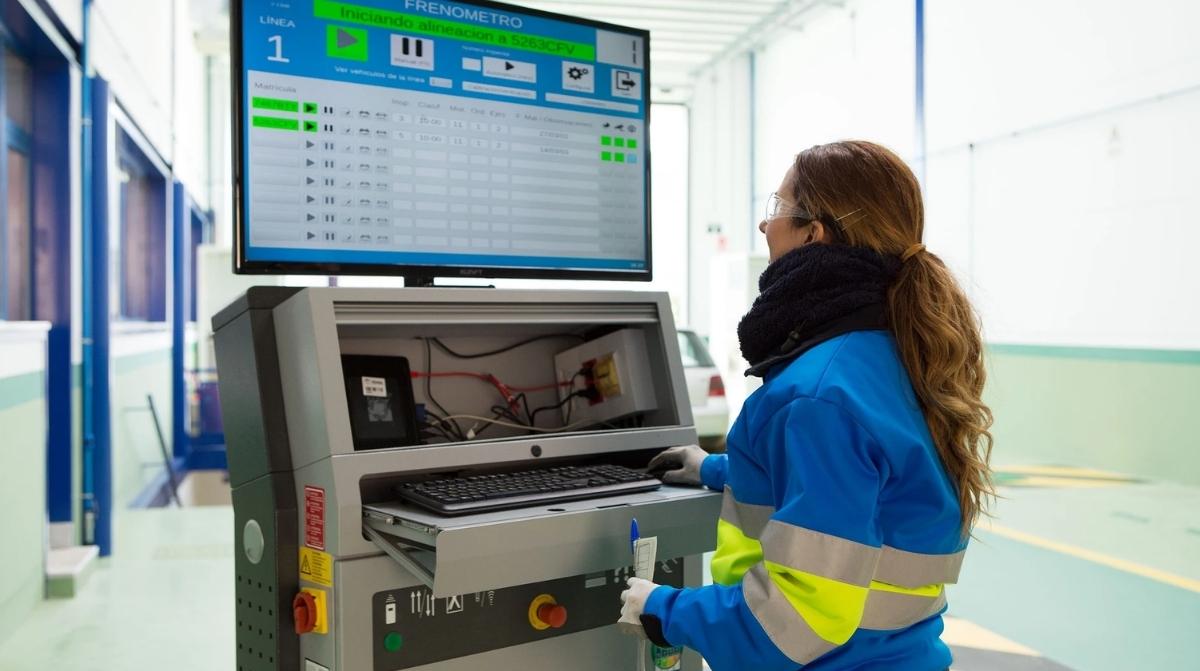Trabajadora realizando una inspección técnica de vehículos en una estación de ITV