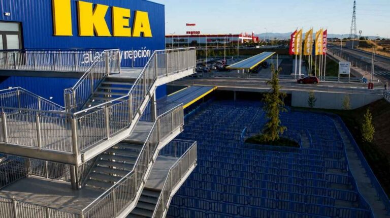 Exterior de una tienda IKEA en Madrid donde la empresa busca trabajadores para contratos temporales de 20 horas semanales.
