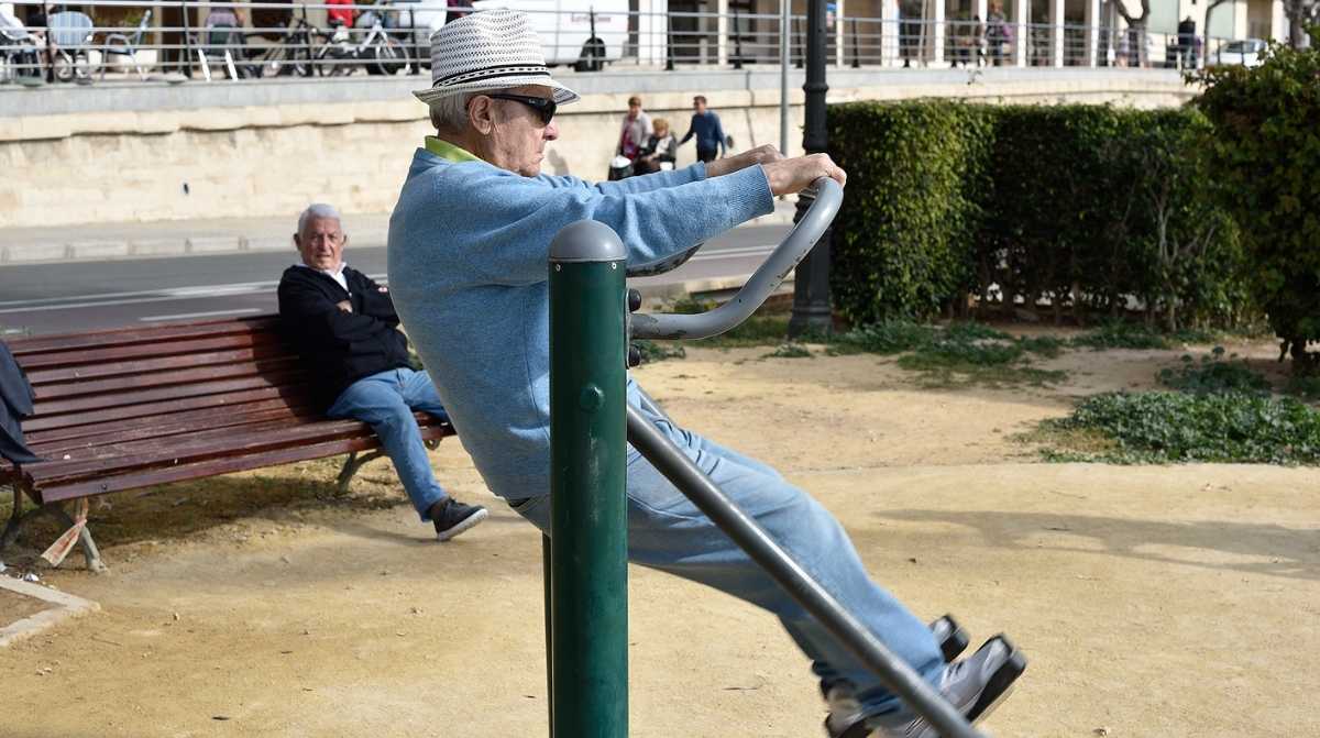 Persona jubilada realizando ejercicio en un parque tras los cambios en la jubilación flexible que permitirán compatibilizar pensión y empleo