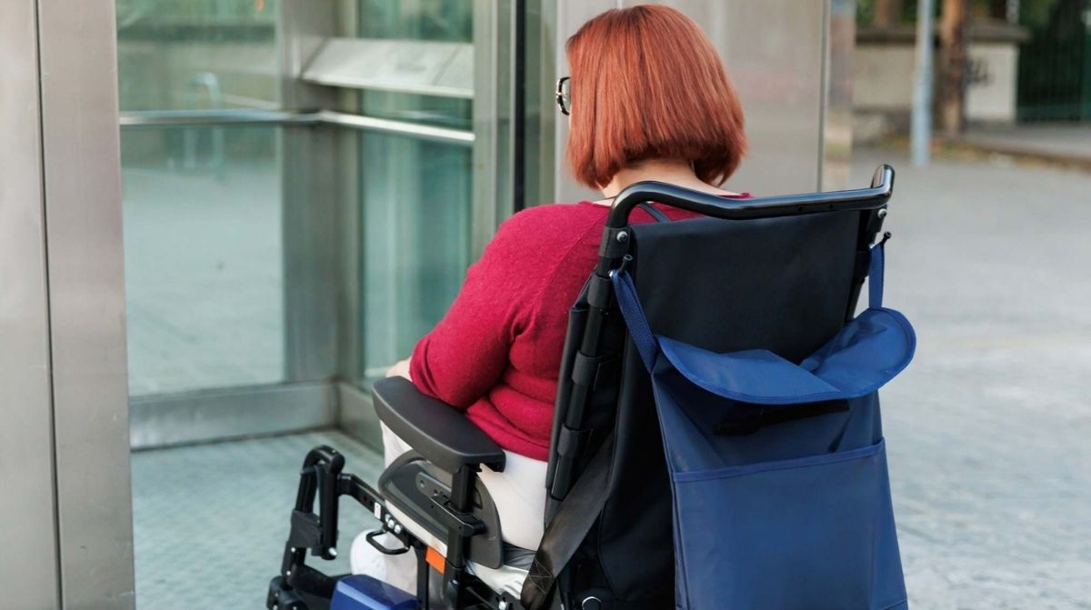 Persona en silla de ruedas relacionada con una pensión de incapacidad permanente total de la Seguridad Social