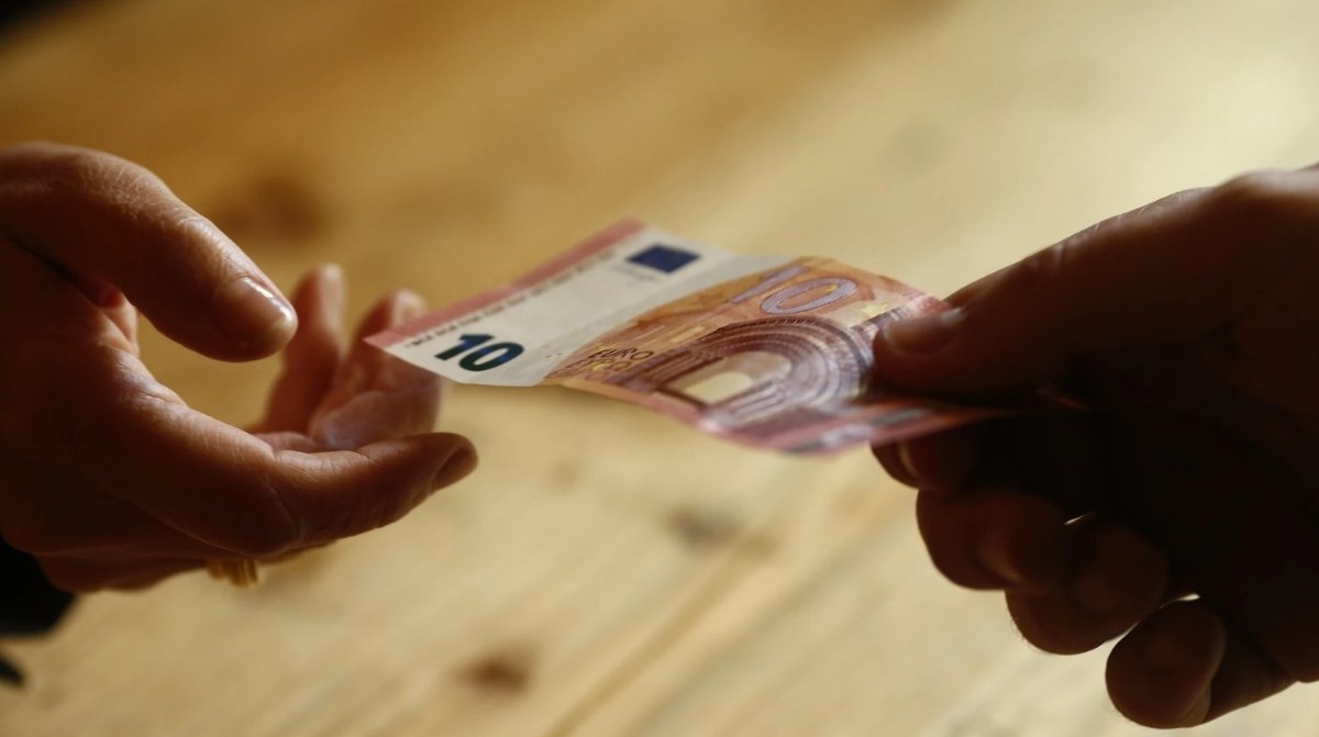 Entrega de dinero en efectivo relacionada con la comparación entre el salario mínimo y el Ingreso Mínimo Vital en 2026