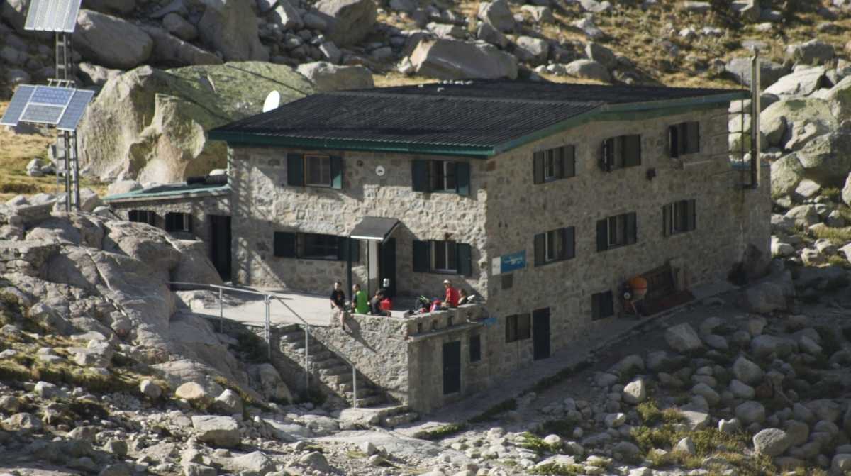 Refugio Laguna Grande de Gredos donde se busca cocinero para trabajar durante el verano a 1.950 metros de altura
