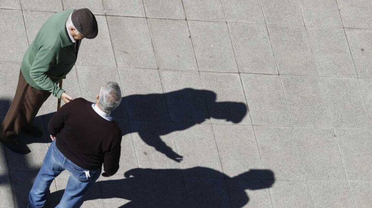 Jubilados conversando en la calle en una imagen relacionada con el contrato de relevo y la jubilación parcial