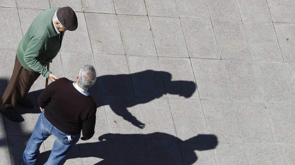 Jubilados conversando en la calle en una imagen relacionada con el contrato de relevo y la jubilación parcial