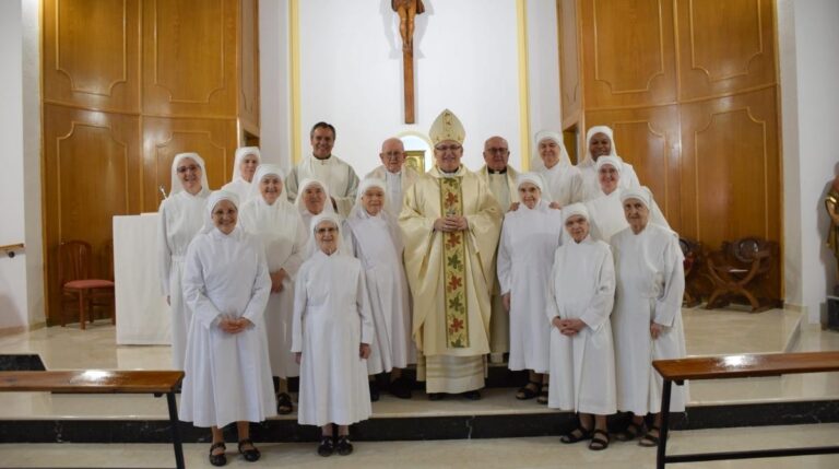 Sacerdotes y monjas posan en una iglesia durante un acto religioso en España