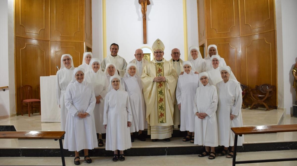 Sacerdotes y monjas posan en una iglesia durante un acto religioso en España
