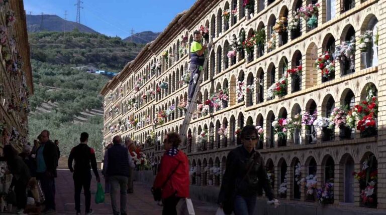 Cementerio con nichos y flores relacionado con la ayuda de la Seguridad Social para gastos de sepelio