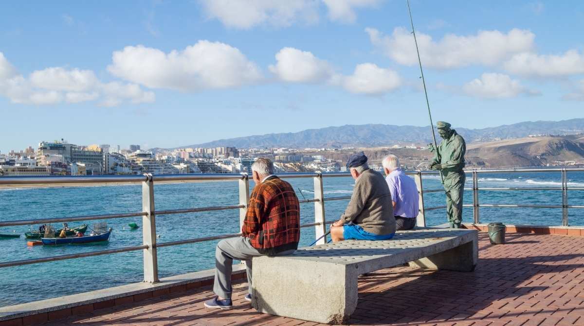 Personas jubiladas junto al mar en una imagen sobre el sistema de pensiones y jubilación en Países Bajos