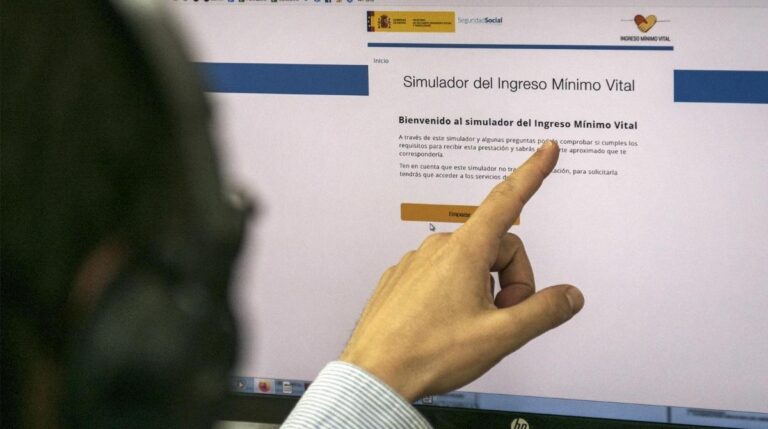 Persona utilizando el simulador del Ingreso Mínimo Vital de la Seguridad Social para consultar requisitos y cuantías.
