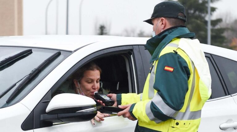 Agente de la Guardia Civil realizando un control de alcoholemia a una conductora por la nueva tasa 0,0 de alcohol