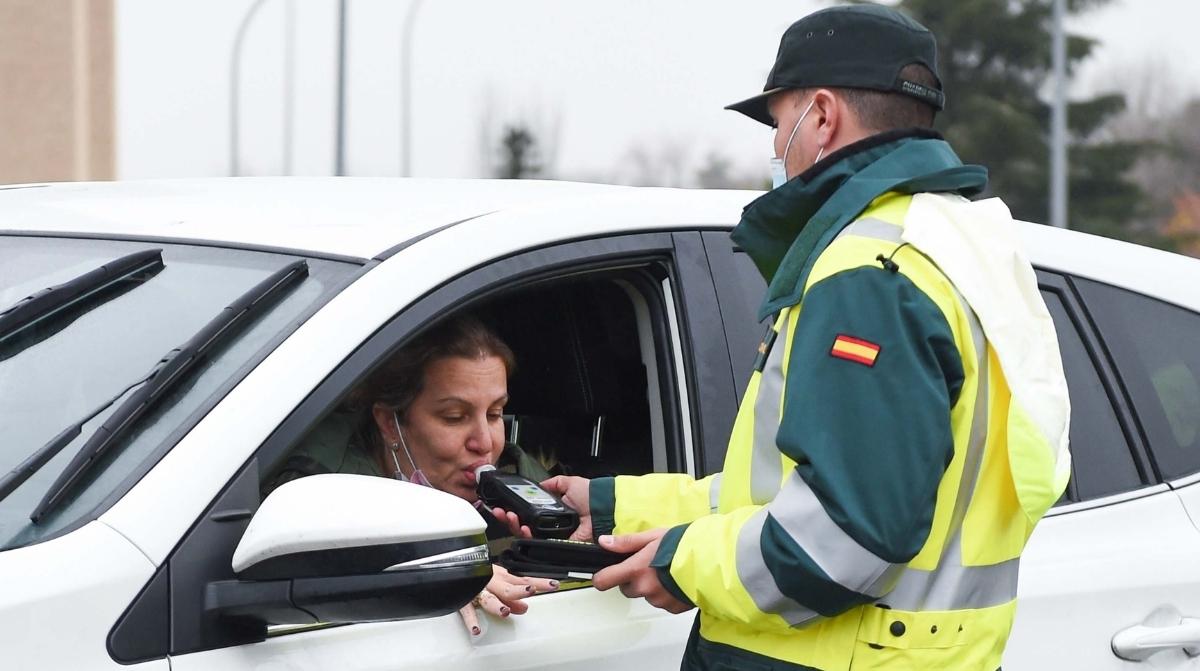 Agente de la Guardia Civil realizando un control de alcoholemia a una conductora por la nueva tasa 0,0 de alcohol