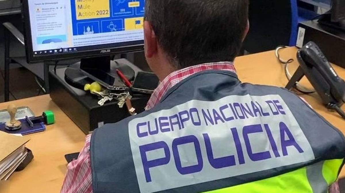 Agente de la Policía Nacional frente a un ordenador durante una investigación sobre una estafa por correo electrónico relacionada con nóminas.