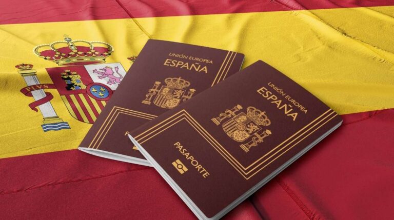 Pasaportes españoles sobre la bandera de España relacionados con la ley de nietos y la nacionalidad española