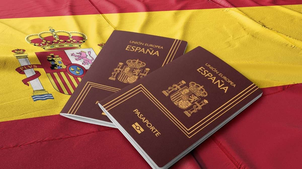 Pasaportes españoles sobre la bandera de España relacionados con la ley de nietos y la nacionalidad española