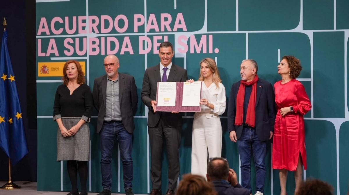 Representantes del Gobierno y los sindicatos durante la firma de un acuerdo sobre la subida del Salario Mínimo Interprofesional (SMI).