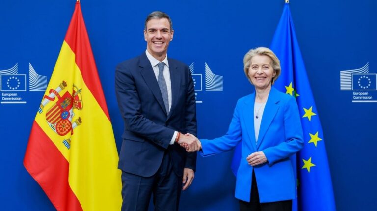 Pedro Sánchez y Ursula von der Leyen tras el cambio europeo sobre el despido improcedente en España