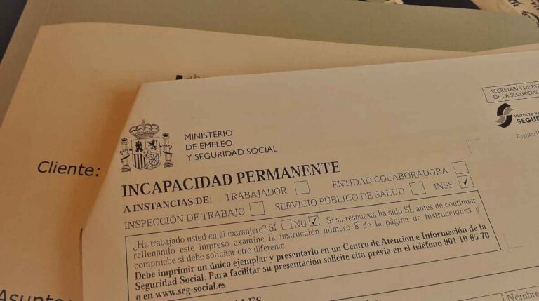 Formulario de solicitud de incapacidad permanente de la Seguridad Social para pedir una pensión.
