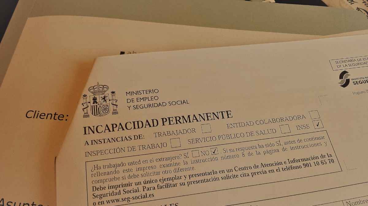 Formulario de solicitud de incapacidad permanente de la Seguridad Social para pedir una pensión.
