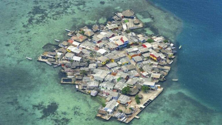 Vista aérea de la isla de Migingo, en el lago Victoria, con decenas de casas de chapa y una intensa actividad pesquera.