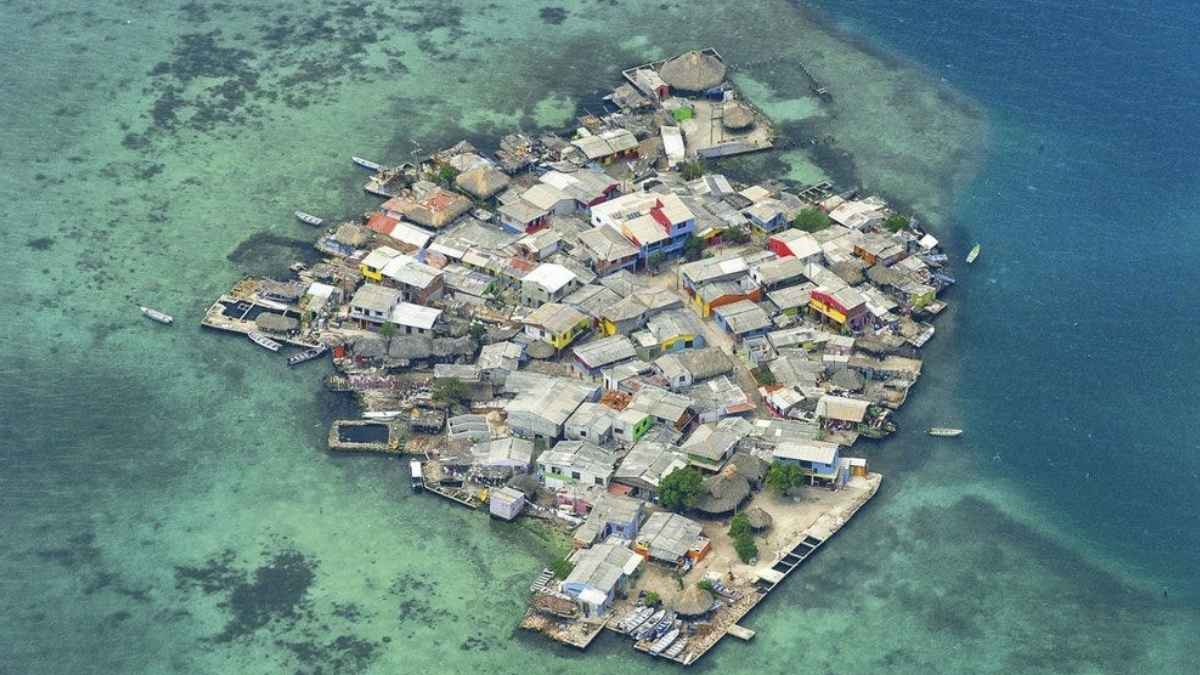 Vista aérea de la isla de Migingo, en el lago Victoria, con decenas de casas de chapa y una intensa actividad pesquera.