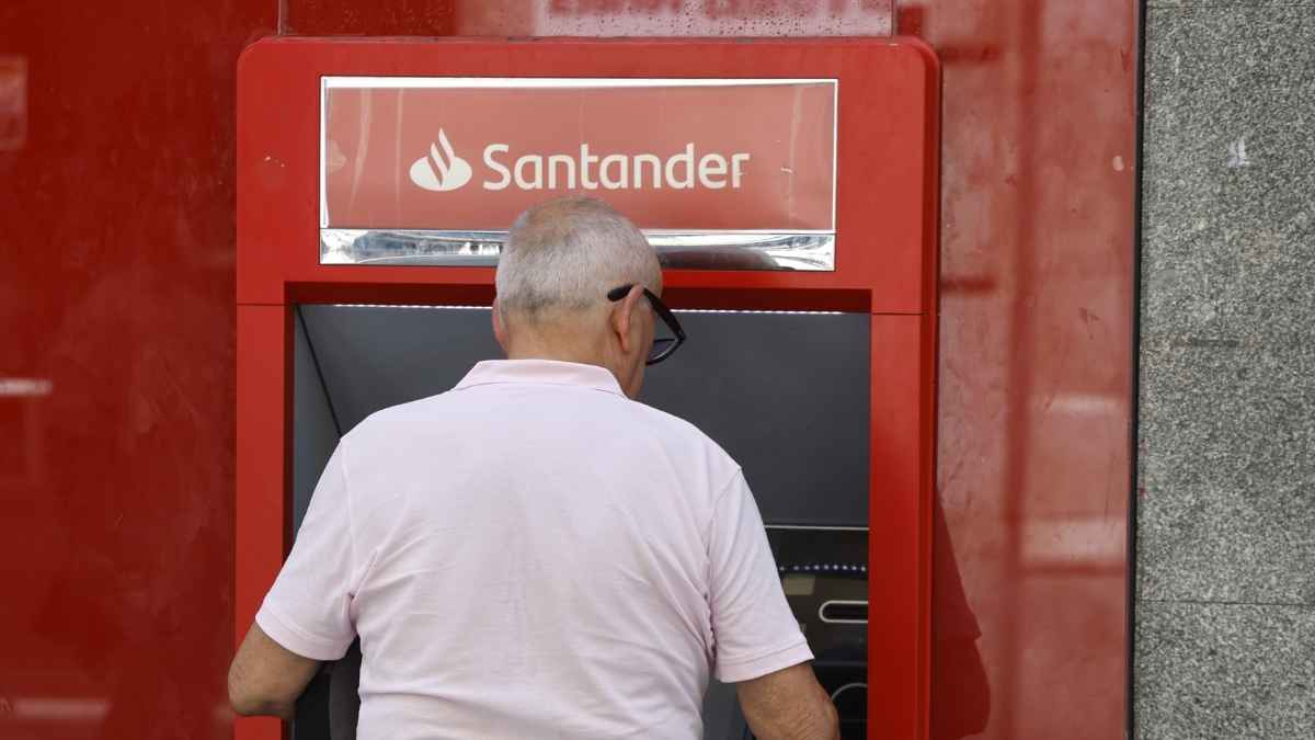 Pensionista utilizando un cajero de Banco Santander para consultar el pago de su pensión