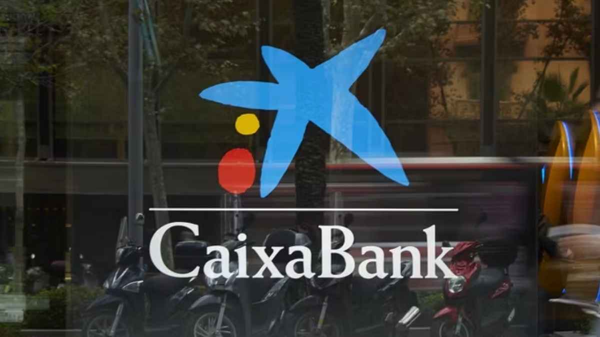 Fachada de una oficina de CaixaBank tras la sentencia del TSJ que confirma el despido de una directora por incumplimientos laborales