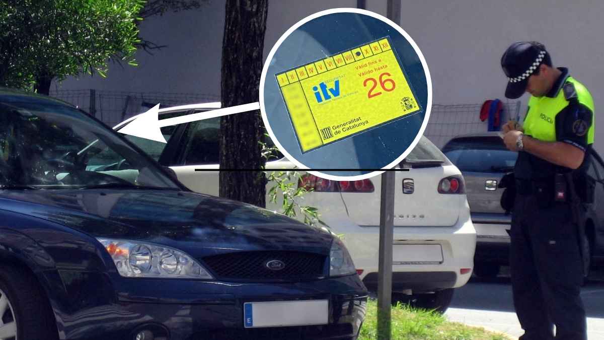 Policía local junto a varios coches aparcados y detalle de una pegatina de la ITV