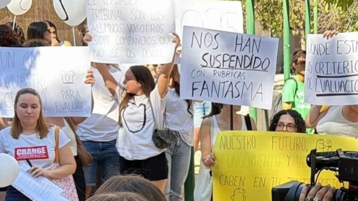 Opositores docentes protestan por los suspensos y reclaman transparencia en los criterios de evaluación