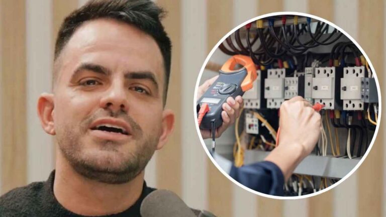 Electricista entrevistado junto a un cuadro eléctrico ante la falta de profesionales en España