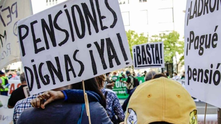Manifestación de pensionistas reclamando pensiones dignas y el pago de su prestación