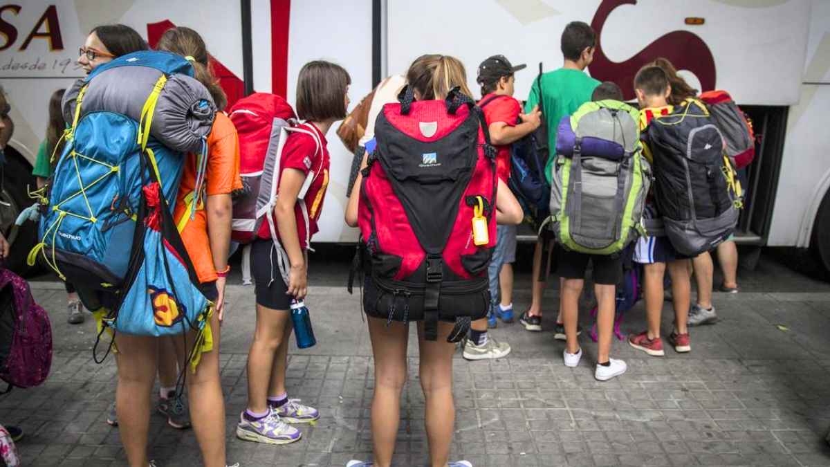 Alumnos con mochilas preparados para una excursión escolar en un centro educativo de Catalunya.