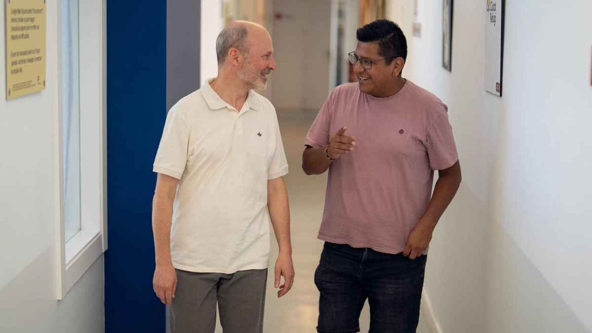 Dos profesionales conversan en el pasillo de una escuela de segunda oportunidad en Barcelona