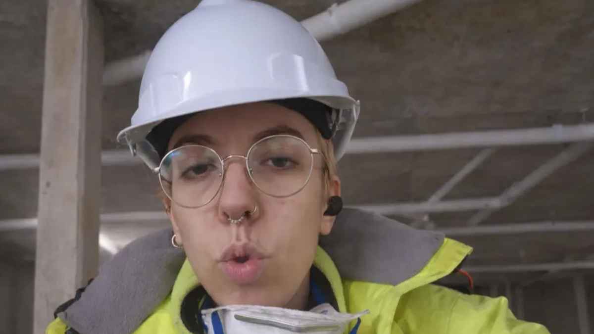 Nerea con casco y ropa de trabajo durante su empleo como albañila en Australia