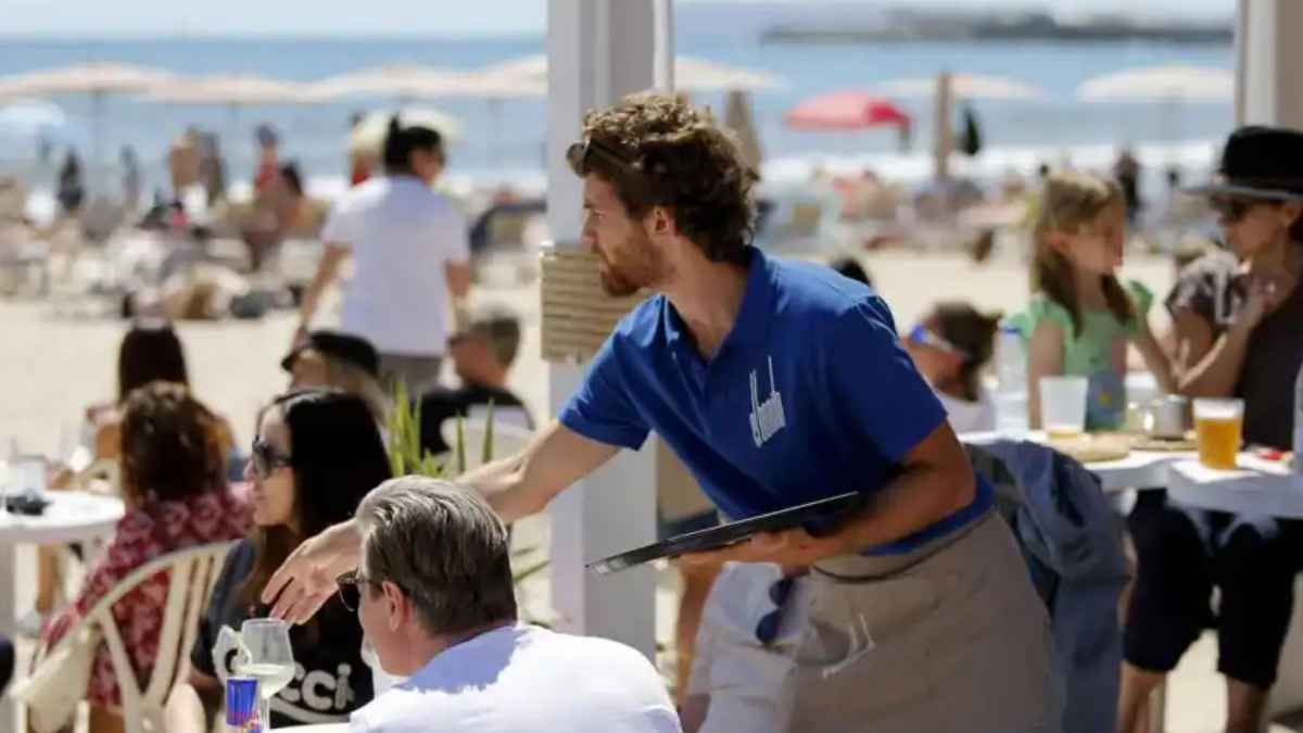 Camarero atendiendo en la playa