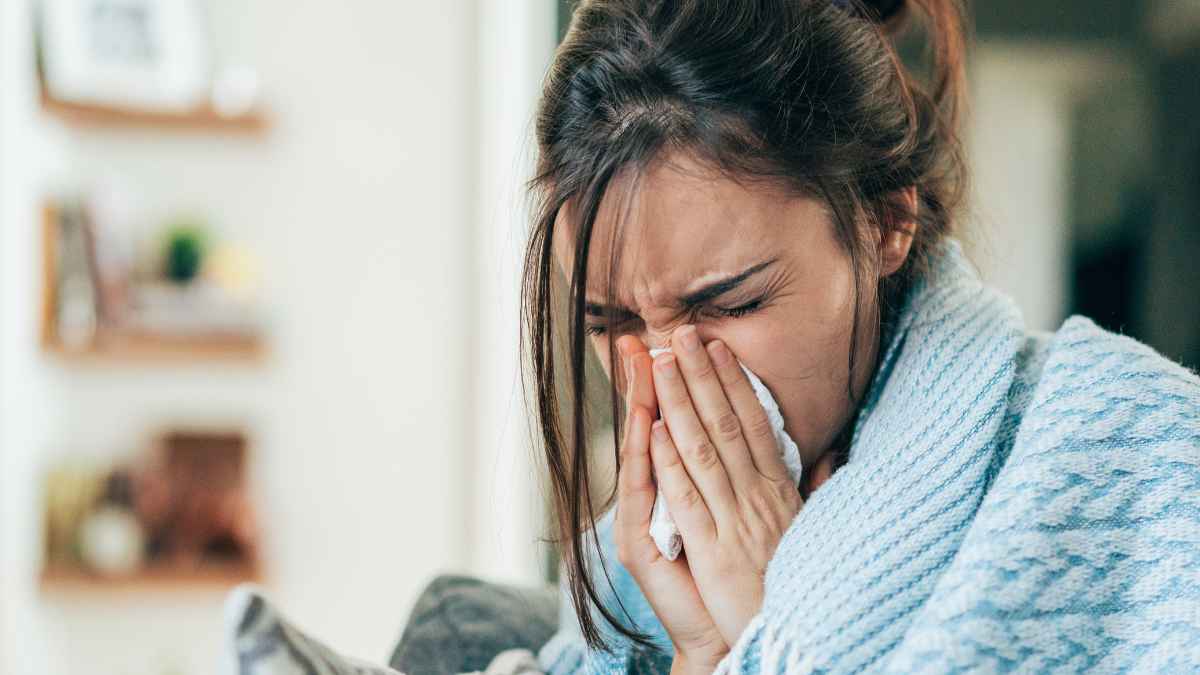 Mujer enferma con pañuelo en mano.