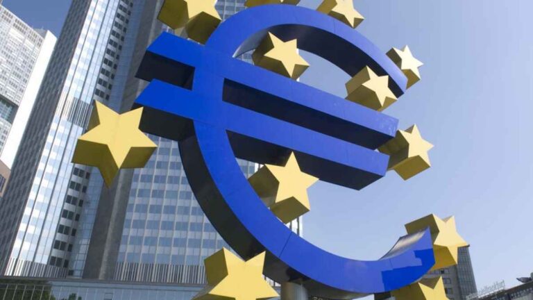 Escultura del símbolo del euro frente al Banco Central Europeo durante el anuncio del primer piloto del euro digital previsto para 2027.