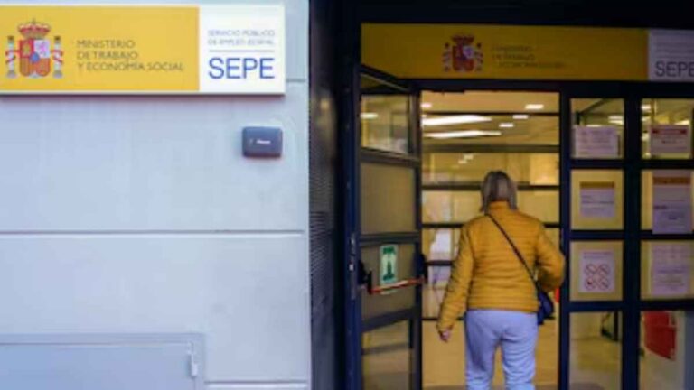 Persona entrando en una oficina del SEPE para tramitar prestaciones y subsidios por desempleo