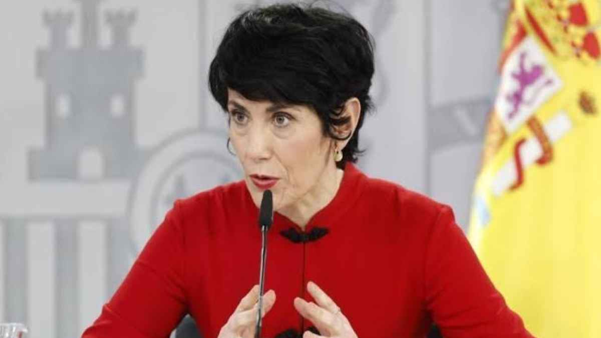 Mujer hablando en conferencia de prensa de la Seguridad Social