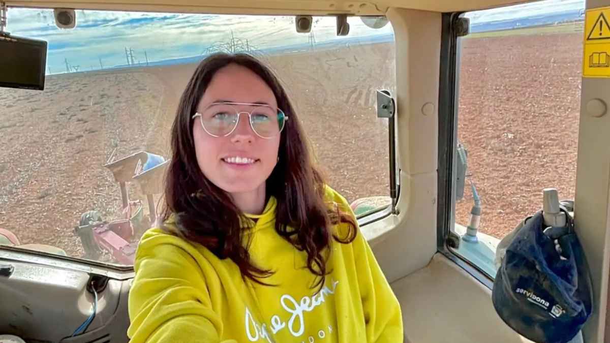 Joven agricultora trabajando en el campo tras estudiar Comercio y Marketing y romper estereotipos en el sector agrícola.
