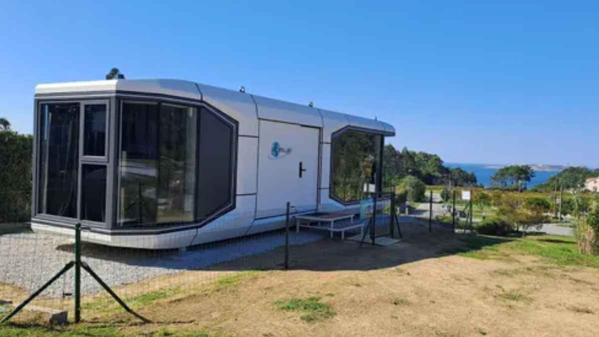 Casa cápsula china instalada en España con diseño futurista y vistas al mar