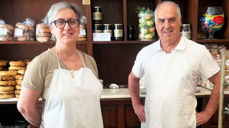 María Teresa Santamaría y un miembro de La Flor de Castilla en la panadería artesanal de Medina de Rioseco junto a sus dulces tradicionales.