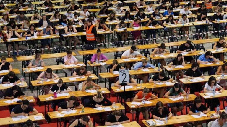 Aspirantes realizando un examen de oposiciones para optar a plazas de funcionario en Castilla y León.