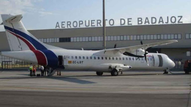 Avión estacionado frente a la terminal del Aeropuerto de Badajoz