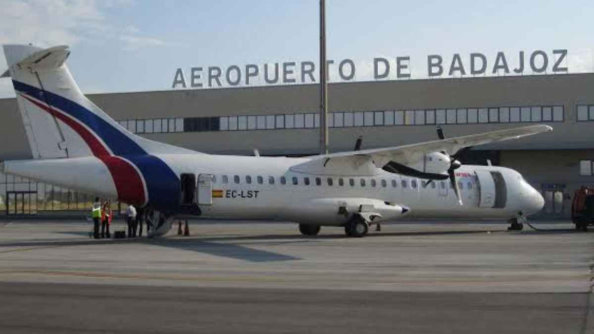 Avión estacionado frente a la terminal del Aeropuerto de Badajoz