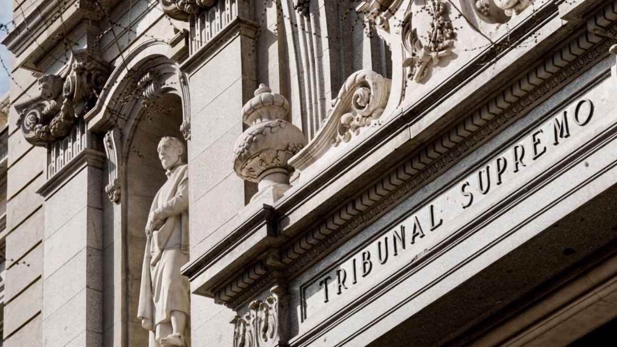Fachada del Tribunal Supremo que aclara quién debe tributar en el IRPF por las rentas de una herencia yacente.